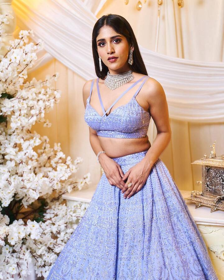 రీసెంట్ గా పోస్ట్ చేసిన కొన్ని ఫోటోలు కూడా సోషల్ మీడియాలో వైరల్ అవుతున్నాయి.