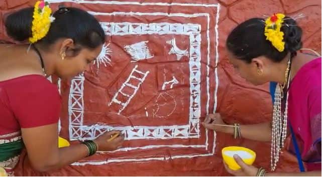 या अनोख्या वारली चित्रकलेचं सर्वत्र कौतुक होत आहे.