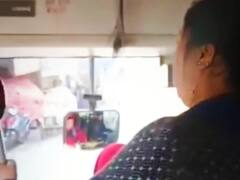 HRTC बस में महिला और कंडक्टर के बीच जोरदार बहस, महिला ने कंडक्टर को मारी लात