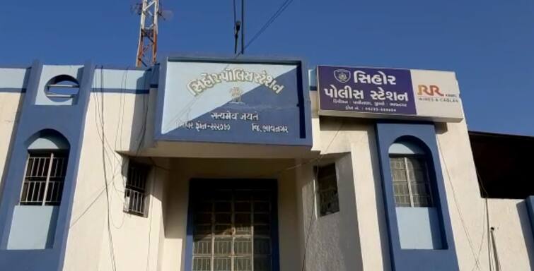 An employee of a college hostel in Amargarh in Bhavnagar has been accused of raping a student. Crime News:  સ્કોલરશીપનું ફોર્મ ભરવા કોલેજની વિદ્યાર્થીનીને હોટલમાં લઇ ગયો ને...