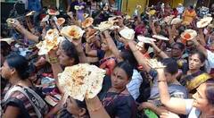 Solapur Anganwadi Sevika Agitation : आधी थाळीनाद, मग लाटणे दाखवले, आता चटणी भाकर खात आंदोलन; अंगणवाडी सेविकांचा एल्गार