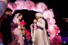 Antara Motiwala Photos: शादी की सालगिरह पर दिखा टीना अंबानी की भांजी अंतरा का वेडिंग लुक, रोमांटिक पोज देते नजर आया कपल