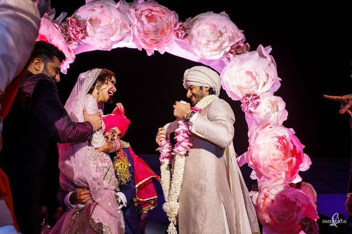 20 फरवरी को अंतरा मारवाह और मोहित मारवाह ने अपनी शादी के पांच साल पूरे किए हैं. इस मौके पर कपल ने इंस्टाग्राम पर रोमांटिक तस्वीरें शेयर की हैं. इन तस्वीरों में कपल बेहद खुश नजर आ रहे हैं. बता दें कि अंतरा मोतीवाला मारवाह शहूर एक्ट्रेस टीना अंबानी की भांजी भी हैं. टीना अंबानी और अंतरा मोतीवाला मारवाह की मां भावना मुनीम और टीना मुनीम अंबानी सगी बहने हैं. सोशल मीडिया पर उनकी तस्वीरें खूब वायरल होती हैं. अंतरा का बॉलीवुड एक्ट्रेस सोनम कपूर से भी खास रिश्ता है.