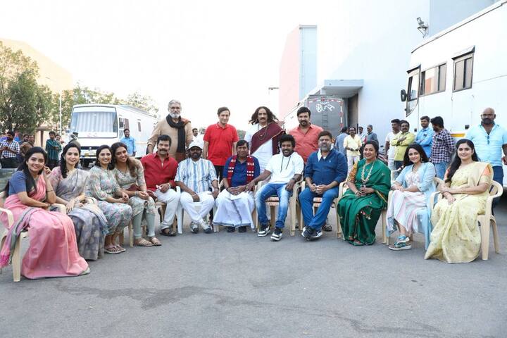 சந்திரமுகி 2 படக்குழுவினரின் புகைப்படம்