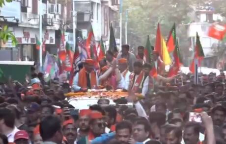 हेमंत रासनेंना प्रचंड मताने विजयी करा, असं आवाहन या रोड शोमधून कसबेकरांना केलं जात आहे.