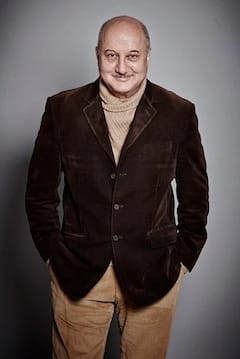 Stars Job Before Acting: कोई टीचर तो कोई बना वेटर, फिल्मों में नाम कमाने से पहले ये काम करते थे बी-टाउन के पॉपुलर सितारे