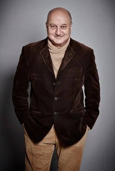 अनुपम खेर – बॉलीवुड के दिग्गज एक्टर अनुपम खेर ने अपनी लाइफ में काफी संघर्षों का सामना किया है. आपको जानकर हैरानी होगी कि अनुपम फेमस होने से पहला खुद का एक्टिंग स्कूल चलाते थे. बता दें कि आज भी मुंबई में इस स्कूल में एक्टिंग सिखाई जाती है.