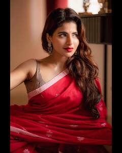 Iswarya Menon : மாதுளை பழம் போல் மினுமினுக்கும் ஹிப் ஹாப் ஆதியின் நாயகி ஐஸ்வர்யா!