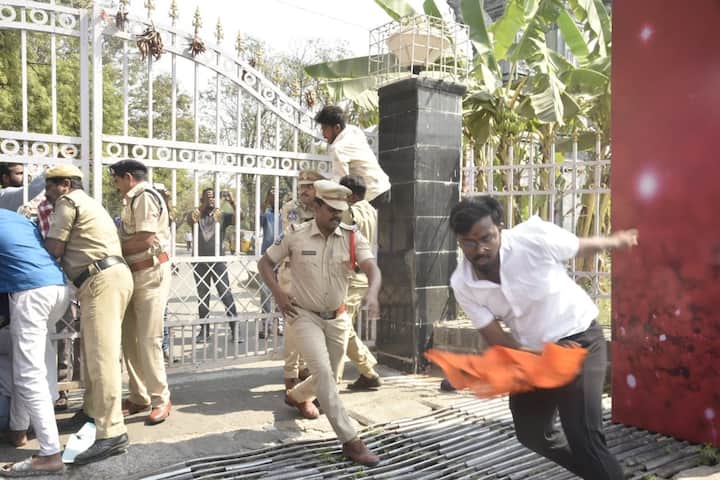 ఏబీవీపీ ఆధ్వర్యంలో కాకతీయ మెడికల్ కళాశాల ఎదుట విద్యార్థుల ఆందోళన