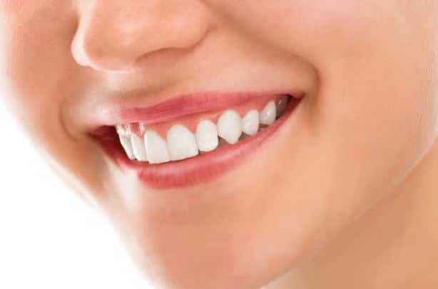 Teeth Whitening Tips : पांढरे शुभ्र दात आपल्या व्यक्तिमत्त्वात भर घालतात. तुम्ही देखील दातांचा पिवळेपणा दूर करण्यासाठी उपाय शोधात असाल, तर स्वयंपाक घरातील काही घटक तुमच्या कामी येतील.
