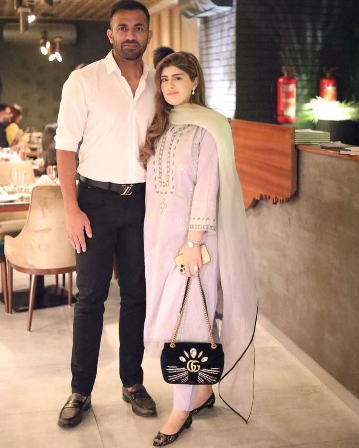 पाकिस्तान के तेज़ गेंदबाज़ वहाब रियाज़ अपनी तेज़ तर्रार गेंदबाज़ी के अलावा निजी ज़िंदगी को लेकर भी अक्सर चर्चाओं में रहते हैं. वहाब ने ज़ैनब चौधरी से शादी की है. ज़ैनब काफी खूबसूरत हैं. अक्सर उनकी खूबसूरती को लकेर चर्चे होते रहते हैं. (फोटो सोर्स- इंस्टाग्राम)