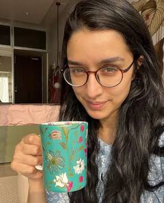 Shraddha Kapoor का ड्रीम हाउस है बेहद कॉम्फी, पेंटिंग्स और प्लांट्स से किया गया है डेकोरेट, देखें Inside तस्वीरें