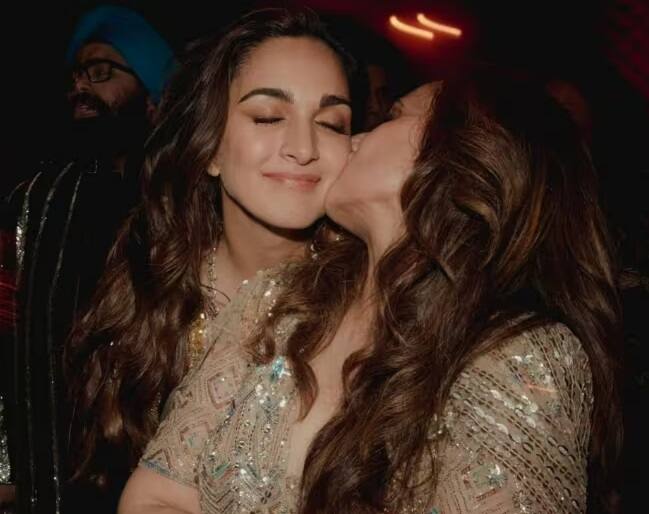 Kiara Advani Mom Birthday: બોલિવૂડ અભિનેત્રી કિયારા અડવાણીએ સોશિયલ મીડિયા પર તેની માતાને જન્મદિવસની શુભેચ્છા પાઠવી છે. આ માટે અભિનેત્રીએ ખૂબ જ ખાસ તસવીરો શેર કરી છે.