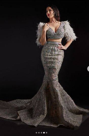 ਅਭਿਨੇਤਰੀ ਸੰਨੀ ਲਿਓਨ ਘੱਟ ਤੋਂ ਘੱਟ ਮੇਕਅਪ ਅਤੇ ਗਹਿਣਿਆਂ ਨਾਲ ਆਪਣੀ ਕਰਵੀ ਫਿਗਰ ਨੂੰ ਫਲਾਂਟ ਕਰਦੀ ਨਜ਼ਰ ਆ ਰਹੀ ਹੈ।