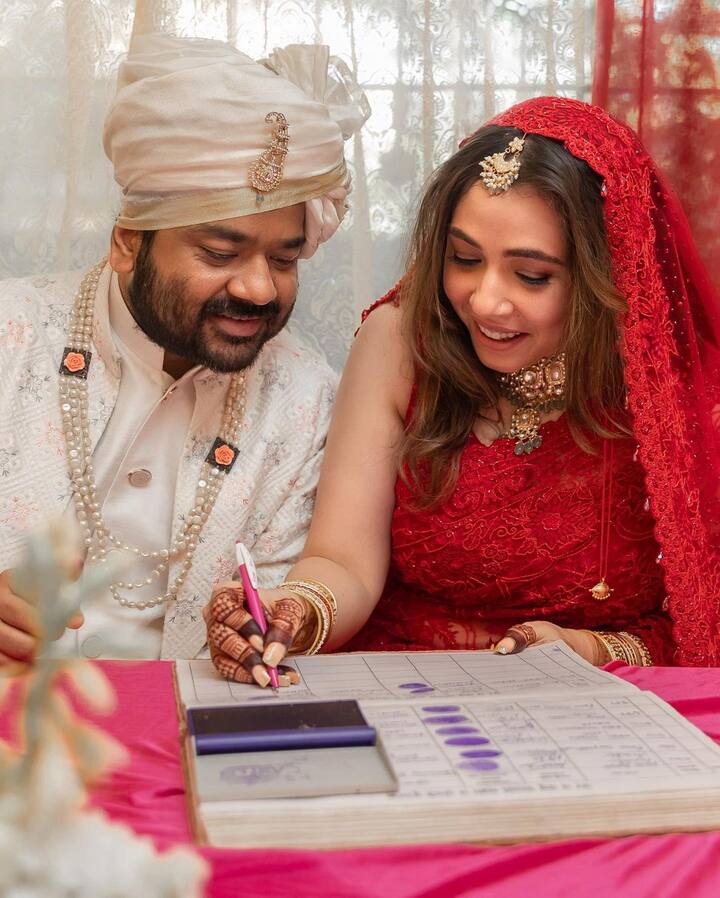 सोशल मीडियावर शेअर केलेल्या फोटोमध्ये मानवी ही रेड कलरच्या आऊटफिटमध्ये दिसत आहे तर कुमार हा व्हाईट कलरच्या आऊटफिटमध्ये दिसत आहे