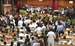 दिल्ली: मेयर चुनाव के बाद स्टैंडिंग कमेटी को लेकर AAP-BJP के पार्षदों का हंगामा, एक दूसरे पर फेंके कागज