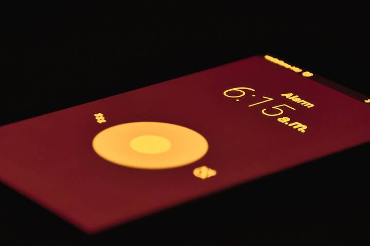 বিজ্ঞানীরা জানাচ্ছেন ঘুম থেকে উঠতে অ্যালার্ম ব্যবহারে একাধিক ক্ষতি হয়। যেমন- অ্যালার্ম দিয়ে ঘুম থেকে ওঠায় হার্টের ক্ষতি হয়। যারা কম ঘুমানোর জন্য অ্যালার্ম দিয়ে দ্রুত জেগে ওঠেন, তাদের হৃদরোগ ও স্ট্রোকের ঝুঁকি বেশি থাকে।