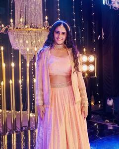 Ayesha Singh Pics: चव्हाण निवास में आते ही बदले सई के रंग-ढंग, दुल्हन के जोड़े में आई नजर; क्या फिर से विराट के संग बसाएगी घर