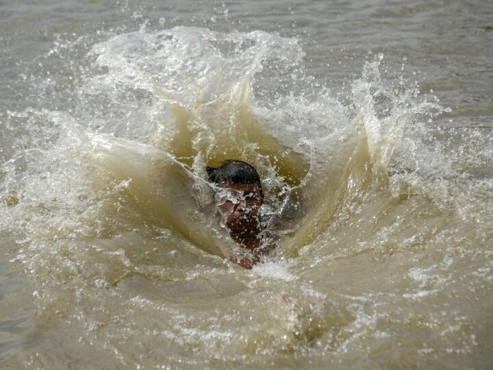 देश के कई हिस्सों में पहले से ही अधिक तापमान दर्ज किया जा रहा है जो आमतौर पर मार्च के पहले सप्ताह में दर्ज किया जाता है. इसने इस साल तीव्र गर्मी और लू को लेकर चिंताओं को बढ़ा दिया है. आईएमडी ने एक बयान में कहा, ‘‘अगले पांच दिनों के दौरान उत्तर-पश्चिम, मध्य और पूर्वी भारत के अधिकांश हिस्सों में अधिकतम तापमान सामान्य से तीन से पांच डिग्री सेल्सियस अधिक रहने की संभावना है. ’’
