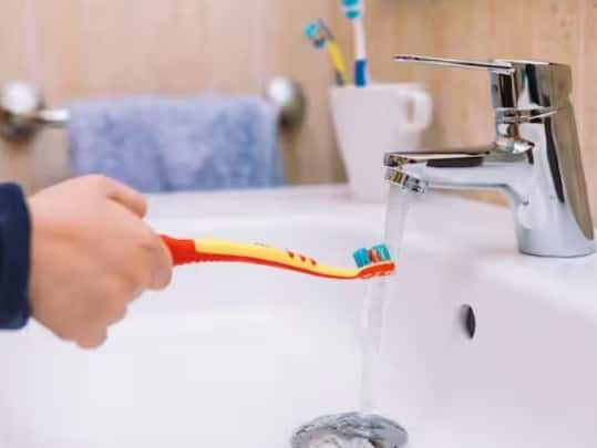 should-you-wet-toothbrush-before-or-after-applying-toothpaste-know-from-expert ਟੂਥਪੇਸਟ ਲਾਉਣ ਤੋਂ ਪਹਿਲਾਂ ਬ੍ਰਸ਼ ਨੂੰ ਪਾਣੀ ਨਾਲ ਗਿੱਲਾ ਕਰਨਾ ਸਹੀ? ਕਿਤੇ ਇਹ ਖਤਰਨਾਕ ਤਾਂ ਨਹੀਂ, ਜਾਣੋ ਕੀ ਕਹਿੰਦੇ ਮਾਹਰ