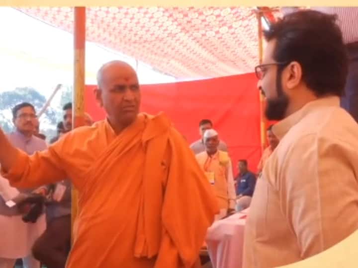 खासदार अमोल कोल्हे यांनीही लोकोत्सवात भेट दिली. यावेळी त्यांनी स्वामी यांनी त्यांना माहिती दिली.