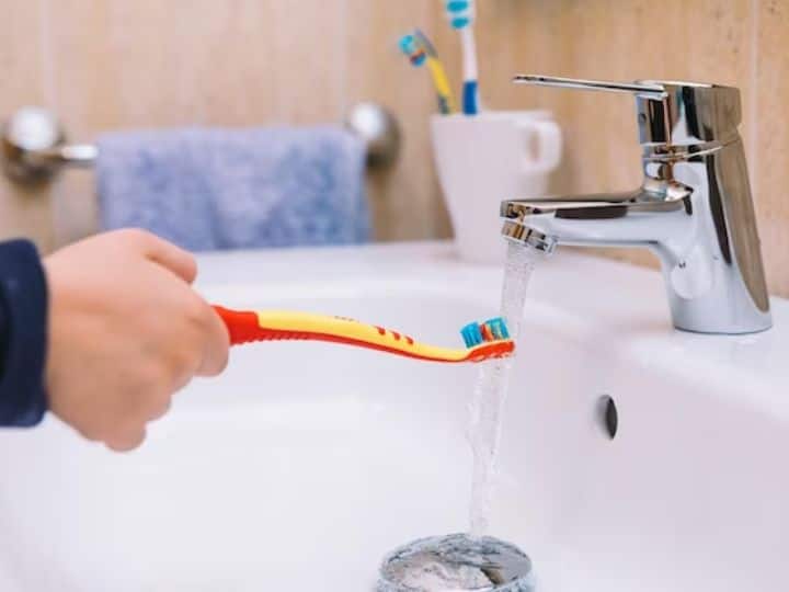 Should You Wet Toothbrush Before Or After Applying Toothpaste Know From Expert टूथपेस्ट लगाने से पहले ब्रश को पानी से गीला करना सही? कहीं ये खतरनाक तो नहीं? जानिए क्या कहते हैं एक्सपर्ट