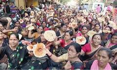 Solapur Anganwadi Sevika Agitation : आधी थाळीनाद, मग लाटणे दाखवले, आता चटणी भाकर खात आंदोलन; अंगणवाडी सेविकांचा एल्गार