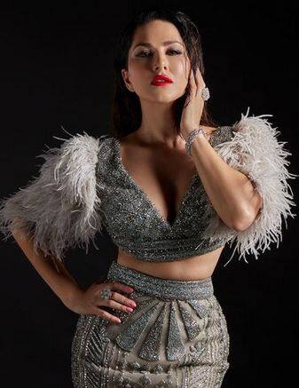 ਸਨੀ ਲਿਓਨ ਨੇ ਚਮਕਦਾਰ ਪਹਿਰਾਵੇ 'ਚ ਆਪਣੇ ਕਿਲਰ ਸਟਾਈਲ ਨਾਲ ਪ੍ਰਸ਼ੰਸਕਾਂ ਨੂੰ ਬੇਤਾਬ ਕਰ ਦਿੱਤਾ ਹੈ। ਫੈਨਜ਼ ਉਸ ਦੇ ਲੁੱਕ ਦੀ ਕਾਫੀ ਤਾਰੀਫ ਕਰ ਰਹੇ ਹਨ।