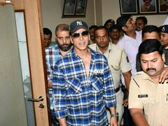 Akshay Kumar Photos: इंटरनेशनल ड्राइविंग लाइसेंस के लिए आरटीओ ऑफिस पहुंचे अक्षय कुमार, कूल लुक में हुए स्पॉट