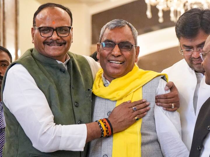 UP Budget 2023 Om Prakash Rajbhar seen with Deputy CM Brajesh Pathak in UP Assembly Session before Alliance UP Politics: ओम प्रकाश राजभर के साथ गठबंधन की अटकलों के बीच साथ दिखे ब्रजेश पाठक, देखते ही ऐसा दिया रिएक्शन