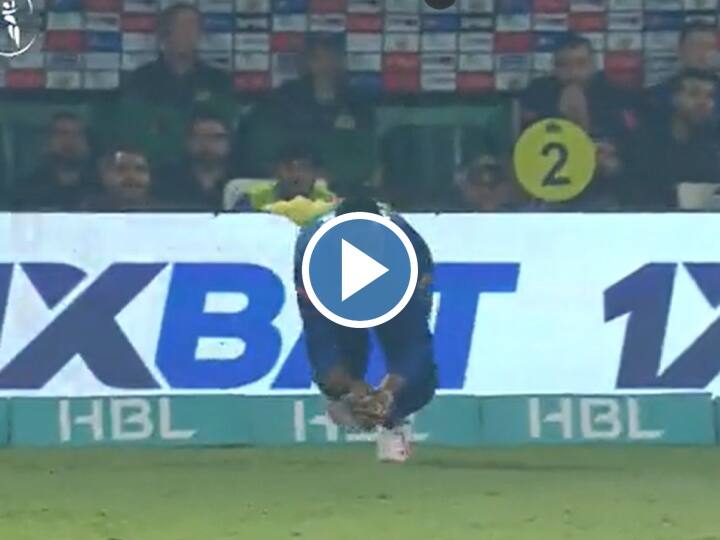 Kieron Pollard took amazing catch in PSL match Multan Sultans vs Karachi Kings see video Watch: PSL में कीरन पोलार्ड ने पकड़ा हैरतअंगेज़ कैच, फिर इस अनोखे अंदाज़ में मनाया जश्न, देखें वीडियो