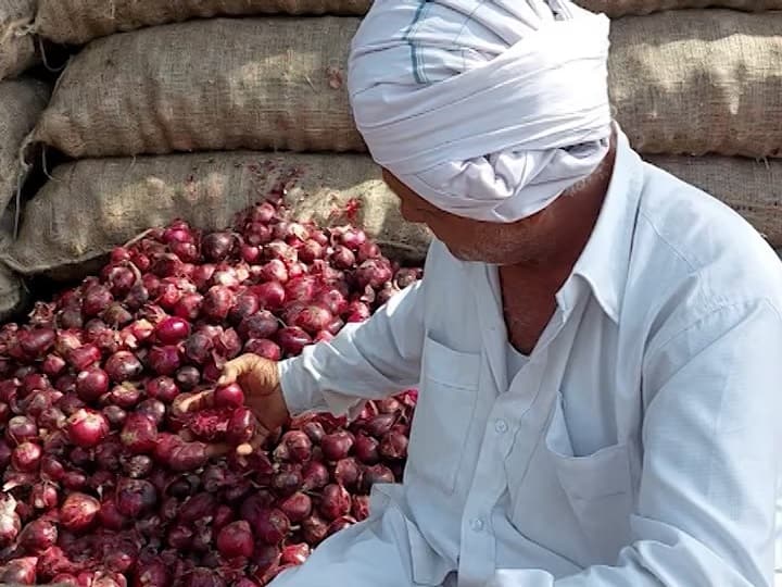 Maharashtra Farmer Sells 512 kg onion and receive 2 rupee post dated cheque Farmer Sells Onion: इस किसान ने 70 KM की यात्रा करके बेची 512 Kg प्याज, बदले में मिला 2 रुपये का चेक