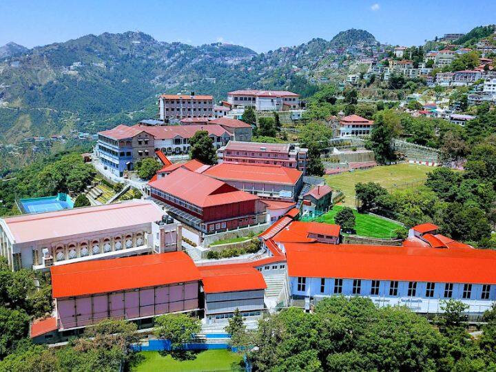 वेनबर्ग एलेन स्कूल मसूरी की वादियों में घिरा यह एक प्रतिष्ठित बोर्डिंग स्कूल है. इसकी स्थापना साल 1888 में की गई थी. इस कैंपस की सबसे खास बात यह है कि इसे जूनियर और सीनियर दो भागों में बांटा गया है. यानी एक तरफ सीनियर पढ़ते हैं और दूसरी तरफ जूनियर. यह मसूरी में 35 एकड़ के इलाके में फैला है.