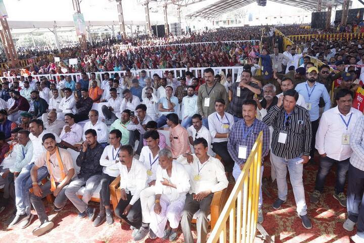 मुख्यमंत्री शिवराज सिंह चौहान ने कहा कि प्रदेश भर के 13 लाख से अधिक युवाओं को स्वरोजगार के लिए 9,868 करोड़ रुपये ऋण वितरित किए गए हैं. इससे युवाओं को नए रोजगार मिले हैं. उन्होंने कहा कि औद्योगिक क्रांति के चलते बड़ी संख्या में रोजगार के साधन उपलब्ध हो रहे हैं. इस मौके पर प्रदेश सरकार के उद्योग मंत्री ओमप्रकाश सकलेचा ने कहा कि प्रदेश में उद्योग के लिए 22 क्लस्टर स्वीकृत हुए हैं.