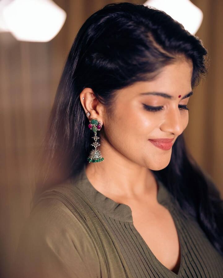 ప్రస్తుతం రవితేజ హీరోగా సుధీర్ వర్మ దర్శకత్వంలో తెరకెక్కనున్న 'రావణాసుర'లో నటిస్తోంది. వీటితో పాటూ అరడజను ఆఫర్లున్నాయి