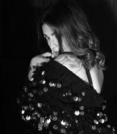 Pooja Bhatt Birthday: कधी वडिलांना लिप किस तर कधी बॉडी पेंट, वादांनी भरलेले आहे पूजा भट्टचे आयुष्य