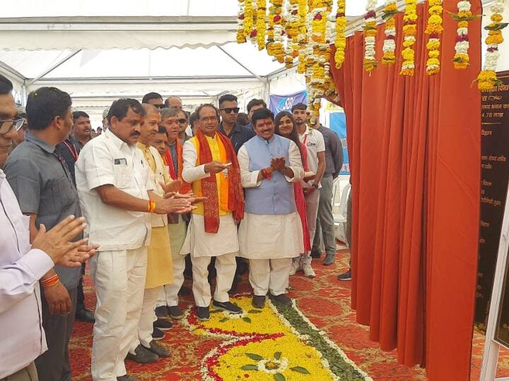इनमें 5,300 करोड़ रुपये का निवेश हो चुका है. 13 नए क्लस्टर बनाए जा रहे हैं. यह अभी रोजगार के लिए बड़ी उपलब्धि साबित होगा. विकास यात्रा के दौरान मुख्यमंत्री शिवराज सिंह चौहान ने 1123 करोड़ के निर्माण कार्य का शिलान्यास और लोकार्पण किया. (फोटो क्रेडिट- @CMMadhyaPradesh)