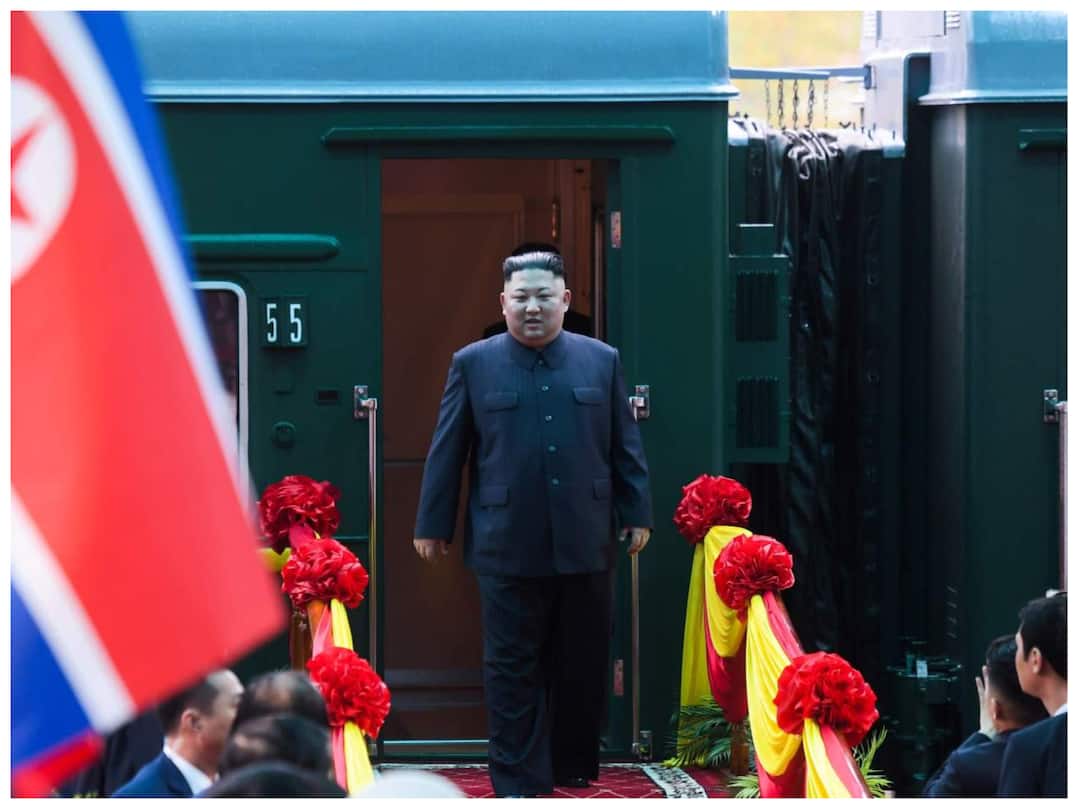 Kim Jong Uns bulletproof train these facilities including alcohol royal bedroom and lady worker ऐसी है किम जोंग उन की बुलेटप्रूफ ट्रेन...शराब, शाही बेडरूम और लेडी वर्कर सहित रहती हैं ये सुविधाएं
