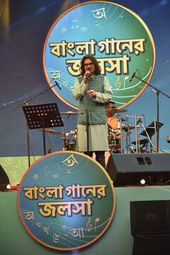 Trina Sabyasachi: মঞ্চে সব্যসাচী, তৃণা কৌশিকরা, বাংলা গানে মাতল আসর