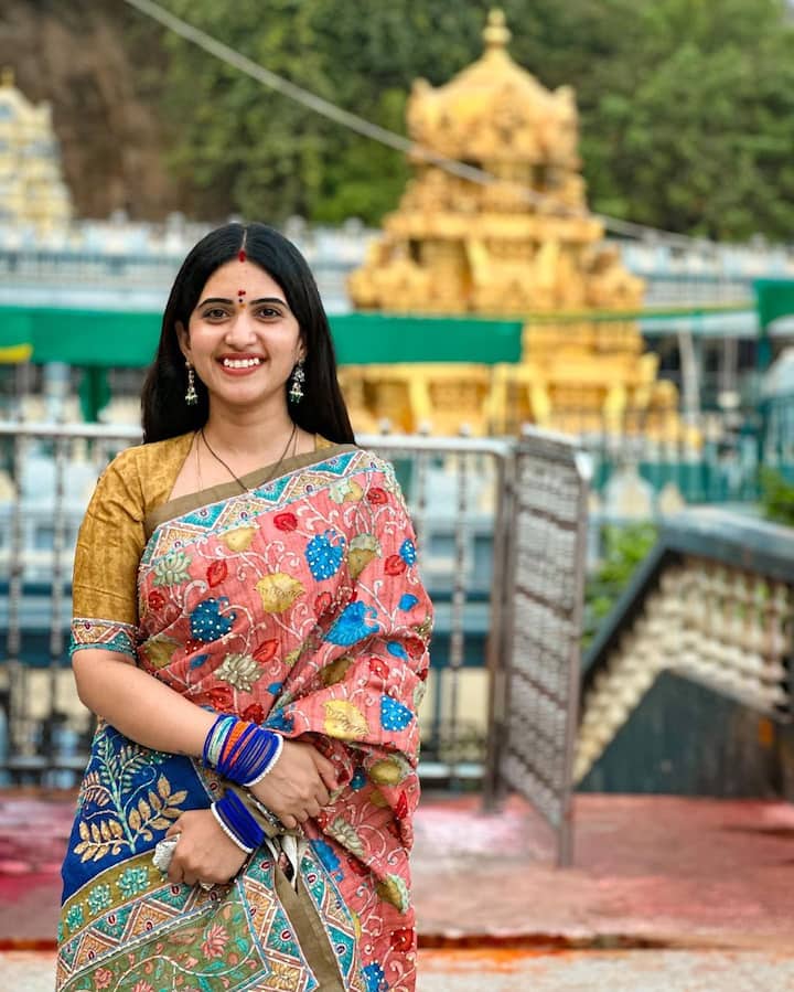 విజయవాడ కనకదుర్గమ్మ ఆలయంలో యాంకర్ స్రవంతి - Images Credit: Sravanthi Chokarapu/Instagram