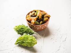 करेले का नाम सुनकर सिकोड़ लेते हैं नाक? इस तरह बनाएंगे करेला फ्राई तो उंगलियां चाटते रह जाएंगे