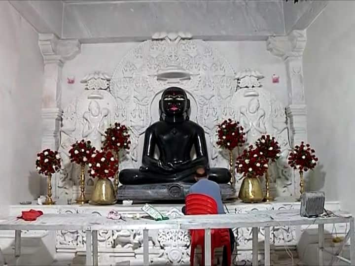 जैन धर्माचे मूलनायक मुनिसुव्रत स्वामी यांची भव्य मूर्ती गाभाऱ्यात असून उर्वरित 360 अंशांमध्ये 23 तीर्थकारांचे दर्शन ईथे होते.