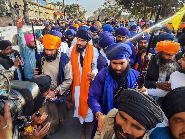 Amritpal Singh supporters waving swords in Punjab lovepreet Toofan Haryana Hindu Outfits warned about Monu Manesar Bhiwani Killings Amritpal Singh: अमृतपाल के समर्थन में लहरी तलवारें, मोनू मानेसर को लेकर चेतावनी...आरोपियों के लिए हरियाणा-पंजाब में क्यों उमड़ रही भीड़?