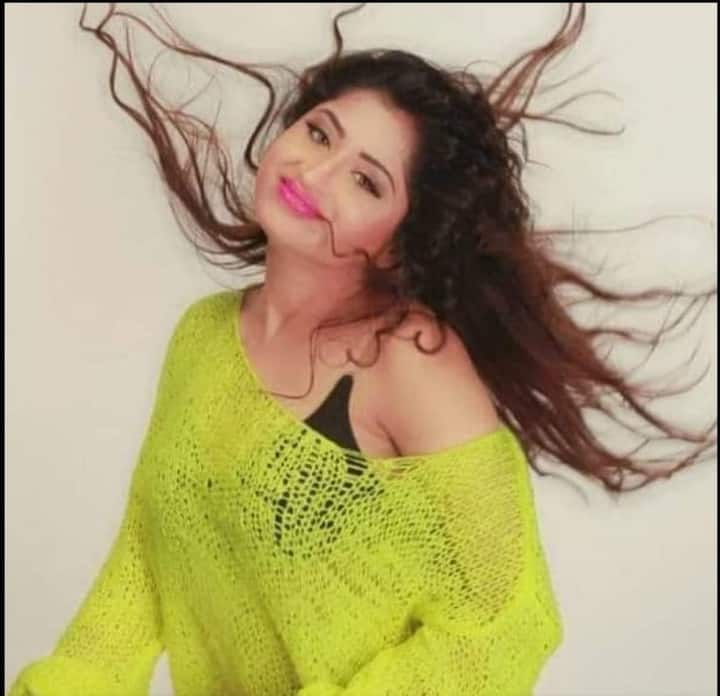 বাড়ি থেকে অফিস, বৈবাহিক জীবন,সবকিছুই যেন রহস্যে মোড়া!হৈমন্তীর পৈতৃক বাড়ি হাওড়ার সাঁতরাগাছির উত্তর বাকসাড়ায়।