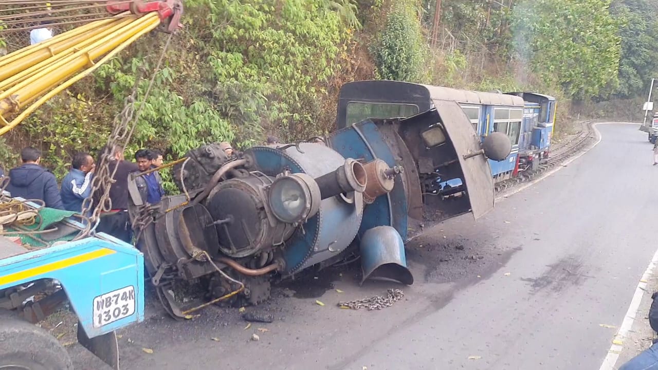 Darjeeling Toy Train : কার্শিয়ং-এ বেলাইন টয় ট্রেন, জাতীয় সড়কে প্রবল যানজট