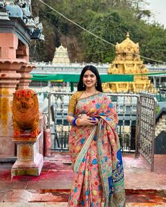 Sravanthi Chokarapu: విజయవాడ కనకదుర్గమ్మ ఆలయంలో యాంకర్ స్రవంతి