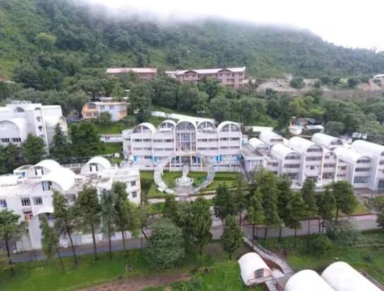 ਮਸੂਰੀ ਇੰਟਰਨੈਸ਼ਨਲ ਸਕੂਲ ਦੀ ਸਥਾਪਨਾ ਸਾਲ 1984 ਵਿੱਚ ਕੀਤੀ ਗਈ ਸੀ। ਇਹ ਲੜਕੀਆਂ ਦਾ ਸਕੂਲ ਹੈ ਜਿਸ ਵਿੱਚ ਲੜਕੀਆਂ ਲਈ ਸਾਰੀਆਂ ਸਹੂਲਤਾਂ ਹਨ। ਡਾਇਨਿੰਗ ਹਾਲ, ਅਤੇ ਲਾਇਬ੍ਰੇਰੀ ਤੋਂ ਲੈ ਕੇ ਲੈਬ ਅਤੇ ਮੈਡੀਕਲ ਸੈਂਟਰ ਤੱਕ, ਇਸ ਸਕੂਲ ਵਿੱਚ ਤੁਹਾਨੂੰ ਉਹ ਸਭ ਕੁਝ ਦੇਖਣ ਨੂੰ ਮਿਲੇਗਾ ਜੋ ਤੁਹਾਡੀ ਜ਼ਿੰਦਗੀ ਨੂੰ ਆਸਾਨ ਬਣਾਉਂਦਾ ਹੈ। ਹਾਲਾਂਕਿ, ਇਸ ਸਕੂਲ ਵਿੱਚ ਦਾਖਲਾ ਆਸਾਨ ਨਹੀਂ ਹੈ।