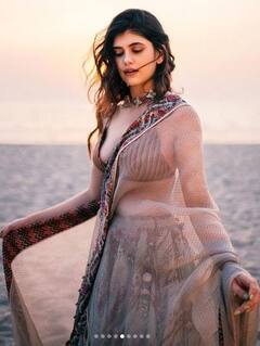 Sanjana Sanghi: ਡੀਪਨੇਕ ਚੋਲੀ 'ਚ ਸ਼ਾਨਦਾਰ ਲੱਗ ਰਹੀ ਹੈ ਅਭਿਨੇਤਰੀ ਸੰਜਨਾ ਸਾਂਘੀ, ਤਸਵੀਰਾਂ ਤੋਂ ਅੱਖਾਂ ਹਟਾਉਣੀਆਂ ਹੋ ਜਾਣਗੀਆਂ ਮੁਸ਼ਕਿਲ