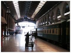 पाकिस्तान की ट्रेनों के कोच भारत की ट्रेनों से कितने अलग होते हैं? आप तस्वीरों में देख लीजिए