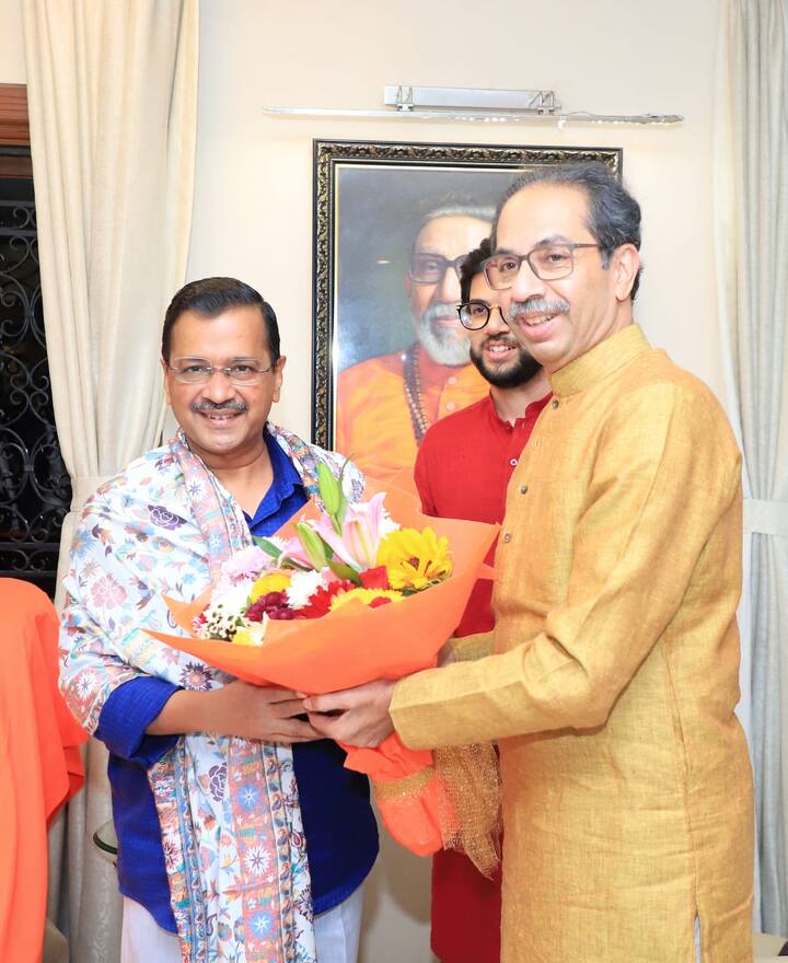 उद्धव ठाकरे यांनी दिल्लीचे मुख्यमंत्री अरविंद केजरीवाल आणि पंजाबचे मुख्यमंत्री भगवंत मान यांना भेटीचं निमंत्रण (Arvind Kejriwal Meet Uddhav Thackeray) दिलं होतं. त्यानंतर केजरीवाल यांनी आज उद्धव ठाकरे यांची भेट घेतली.